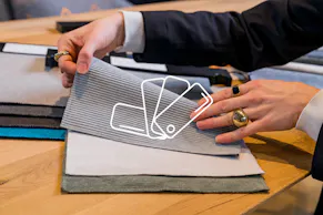 Bei einer Einrichtungsberatung im home24 Showroom Berlin Prenzlauer Berg werden verschiedene Stoffmuster gezeigt