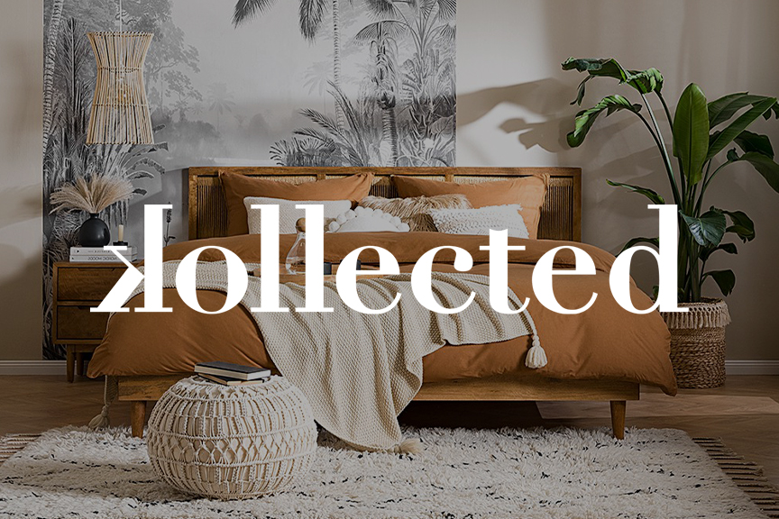 Doppelbett der Serie Ropy by kollected in einem lässigen Boho-Setting mit Bettwäsche in Terrakottafarbe, einem Makramee-Pouf, Strickdecke, einer Palmenprinttapete im Hintergrund und einer Bananenpflanze im Webkorb daneben, rechts unten auf dem Bild das Logo der hom24 Exklusivmarke kollected.