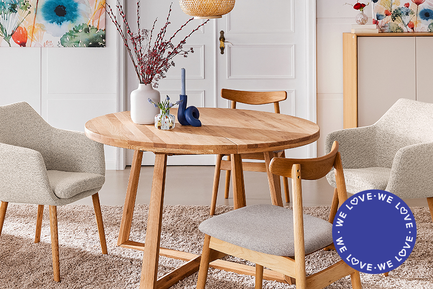 Ausziehbarer Esstisch Voksa von Ars Natura mit Armlehnen- und Esszimmerstühlen aus Holz, dazu Tischdeko, eine Pendelleuchte aus Rattan sowie ein Side- und ein Highboard im Skandi-Stil; daneben ein Bild, das die Butterfly-Ausziehfunktion des Tisches zeigt.