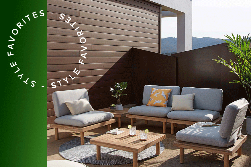 Geräumige Terrasse mit hochwertigen, robusten Loungemöbeln aus massivem Akazienholz on top hellgraue Polsterauflagen, dazu Outdoor-Textilien wie Kissen und Teppiche, daneben eine Detailansicht des Tischs mit Fokus auf die hochwertige Holzverarbeitung.