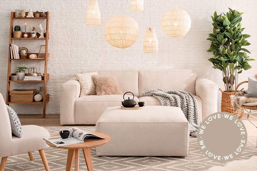 Collage aus Raum- und Detailansicht von Polstermöbeln mit Cordbezug: Sofa und Hocker aus beigem Breitcord, kombiniert in einem wohnlichen Herbst-Wohnzimmer im skandinavischen Hygge-Look mit Kunstfellen, Stricktextilien, Holzmöbeln und zentral hängenden Pendelleuchten.