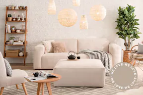Collage aus Raum- und Detailansicht von Polstermöbeln mit Cordbezug: Sofa und Hocker aus beigem Breitcord, kombiniert in einem wohnlichen Herbst-Wohnzimmer im skandinavischen Hygge-Look mit Kunstfellen, Stricktextilien, Holzmöbeln und zentral hängenden Pendelleuchten.