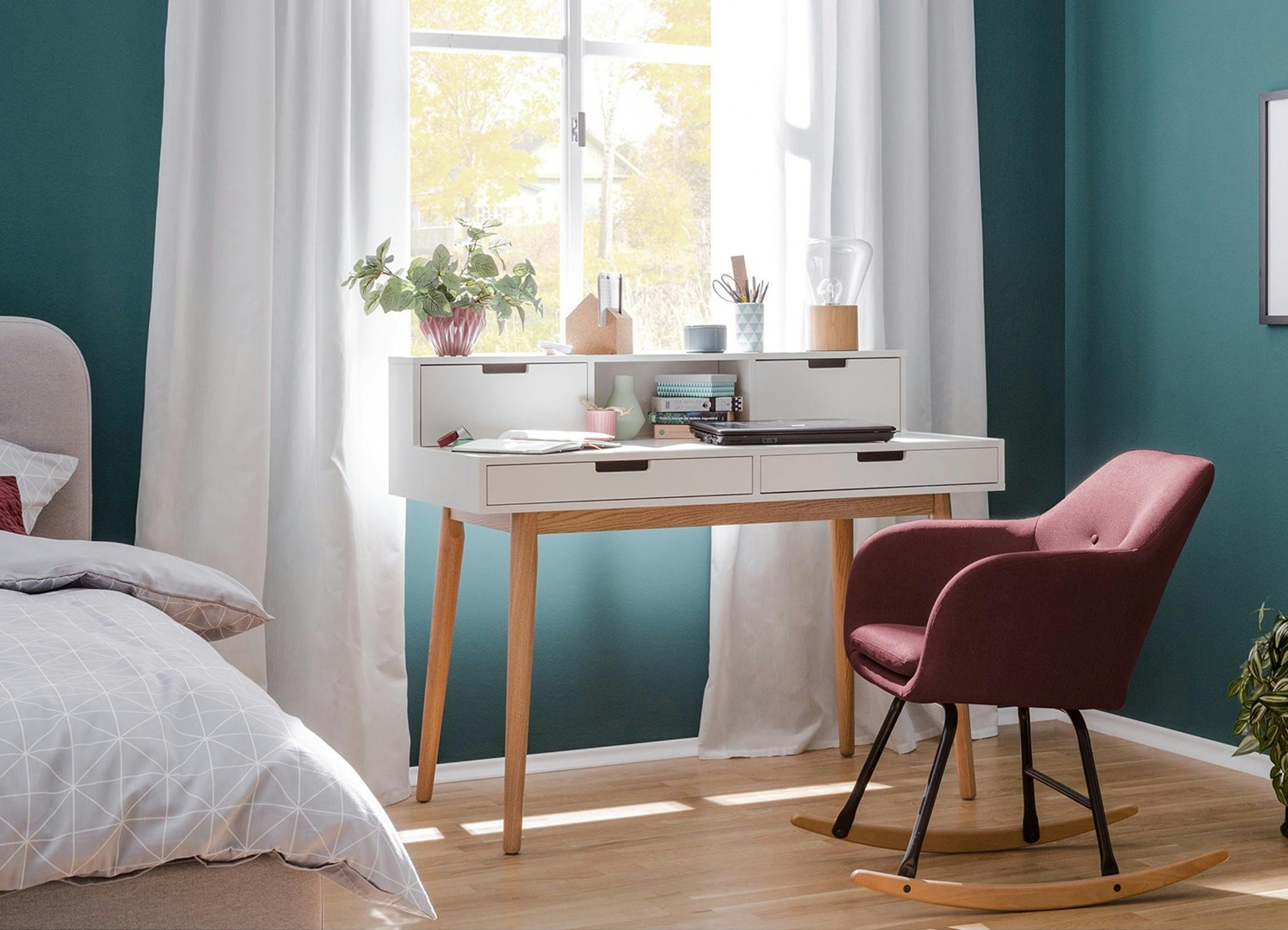 Weisser Sekretaer mit einem Schaukelstuhl und einem gepolsterten Bett