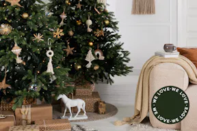 Sapins avec décorations couleur crème dans le style bohème.