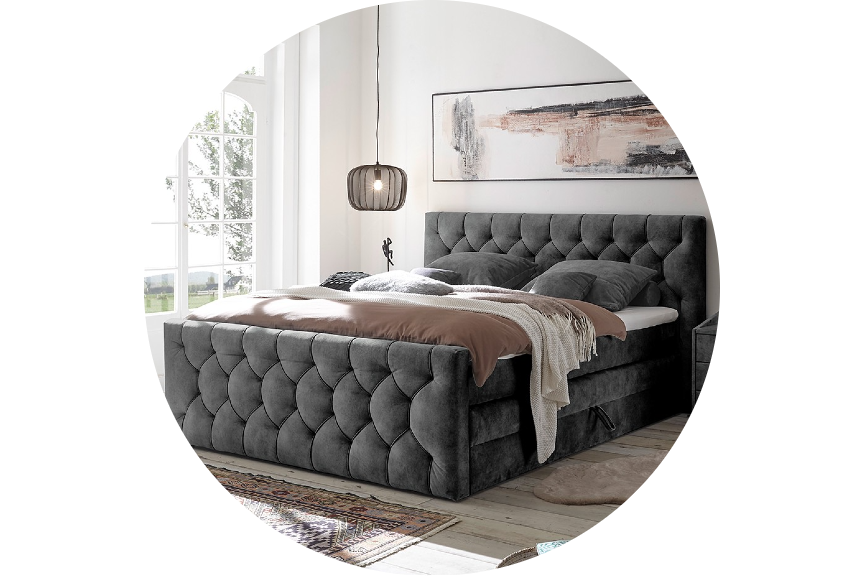 Boxspringbett mit Kopf- und Fußteil in Schwarz und eleganter Hängelampe in Schwarz (Online-Shop: home24).