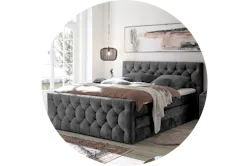 Boxspringbett mit Kopf- und Fußteil in Schwarz und eleganter Hängelampe in Schwarz (Online-Shop: home24).