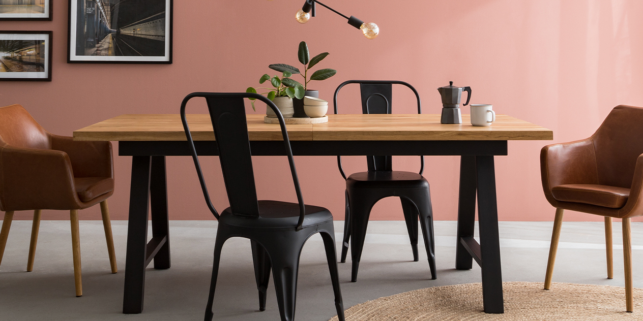 Esszimmer im Industrial-Stil mit schwarzen Stühlen, Lederstuhl und Esstisch mit schwarzem Metallgestell