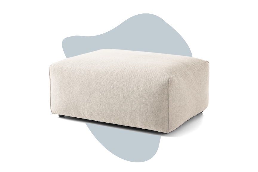 Hocker von Studio Copenhagen bezogen mit beigem Webstoff.