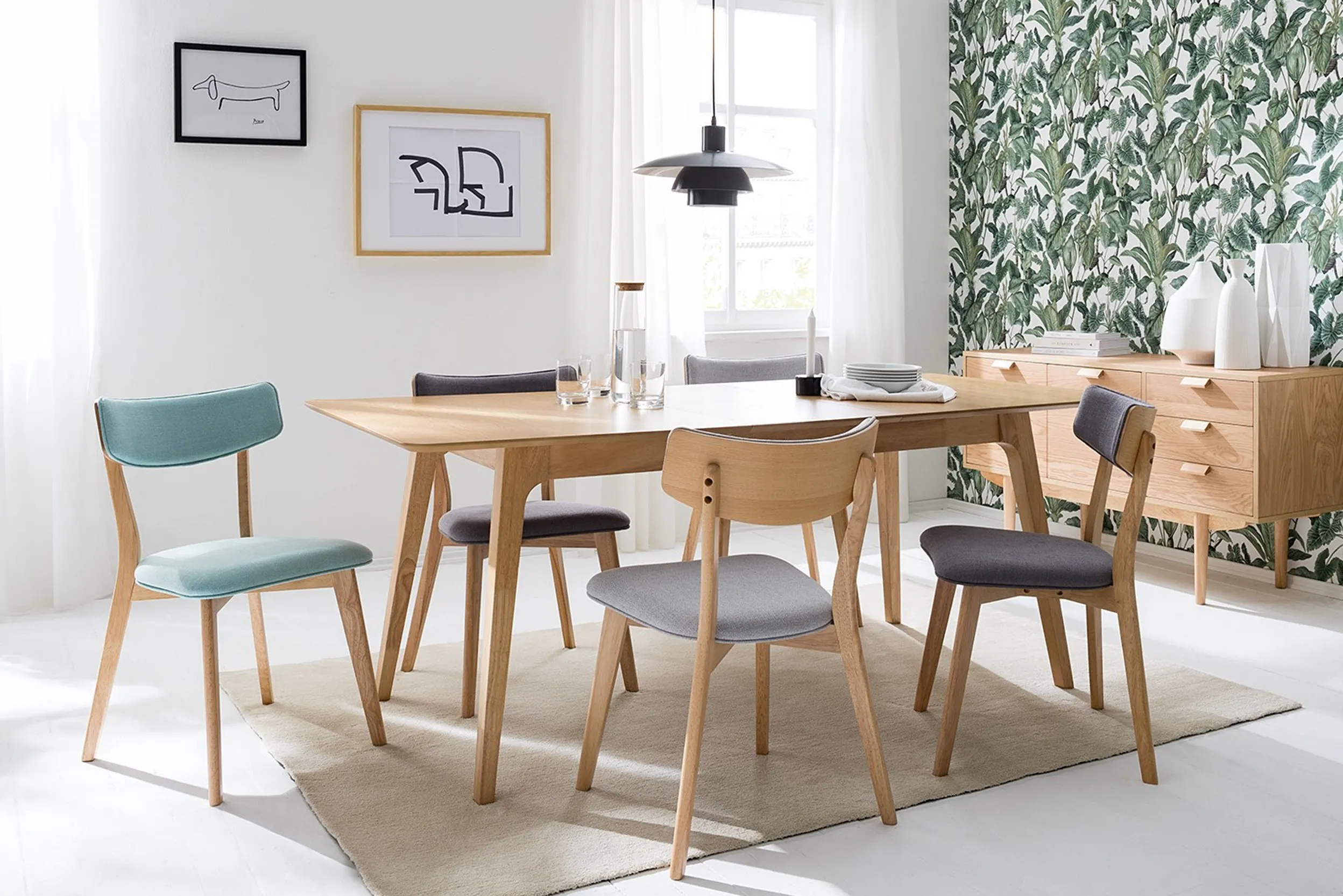 Essbereich mit rechteckigem Esstisch und Scandi-Stühlen, Sideboard und Pendelleuchte