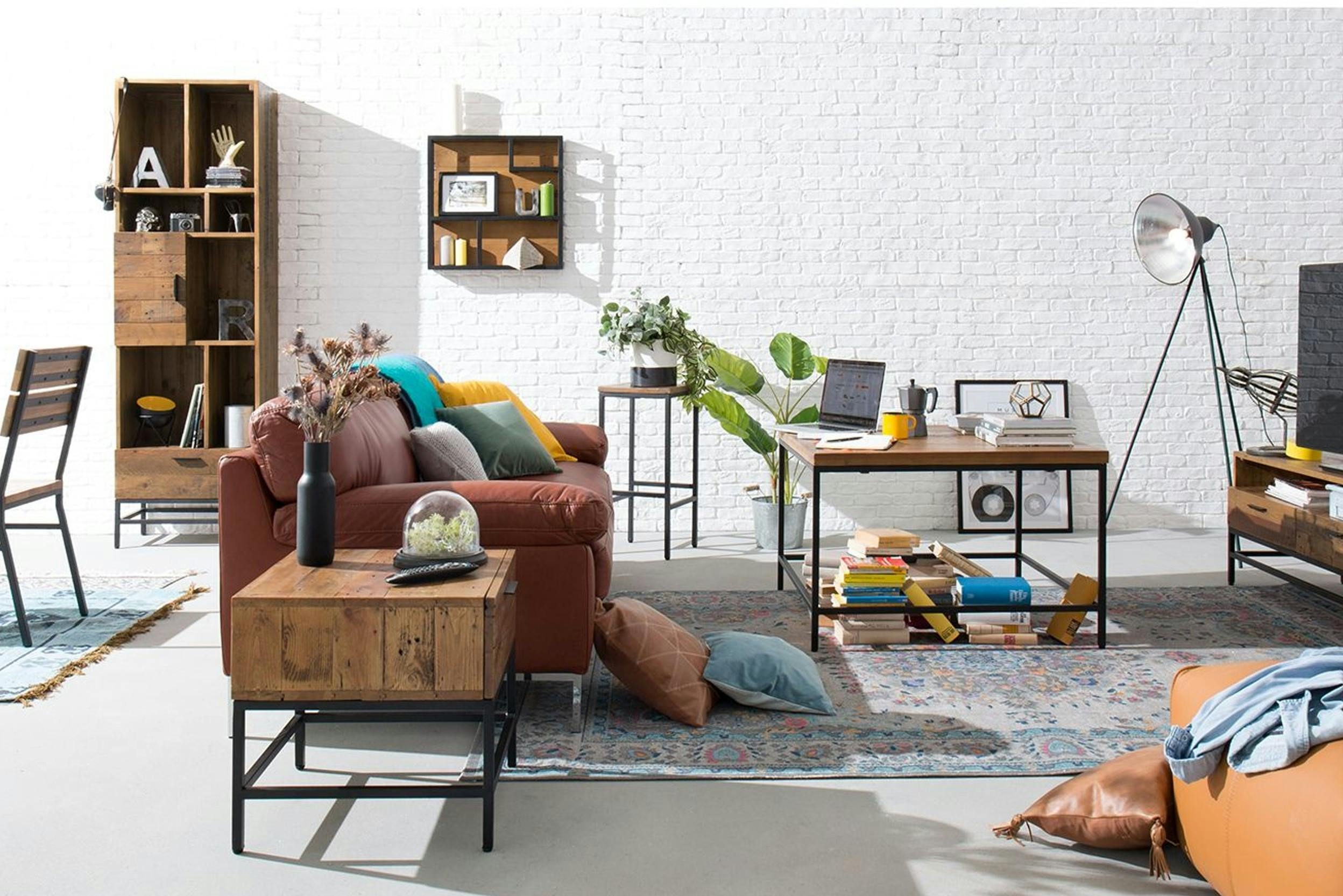 Photo d'un salon dont le canapé sert de séparateur avec le reste de la pièce