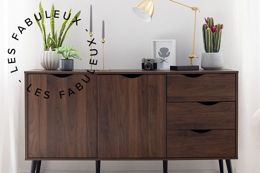 Buffet en noyer combiné à des objets déco dorés et des imprimés grapiques pour un doux charme rétro côté salon