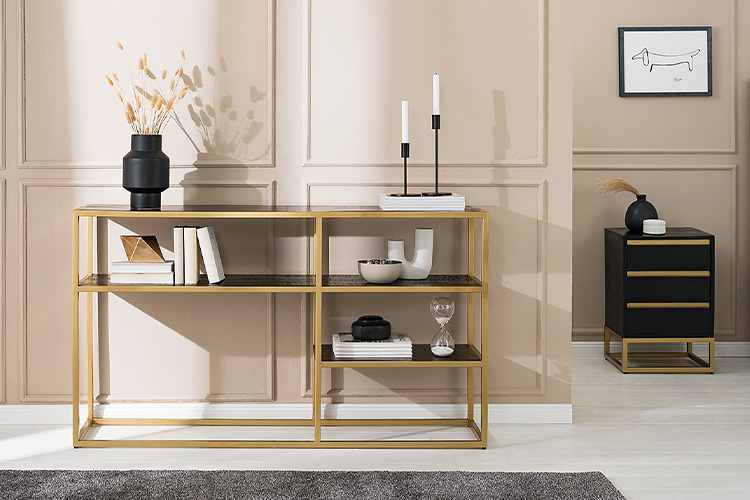 Étagère élégante avec cadre doré et tablettes noires de la série Noobly par kollected.