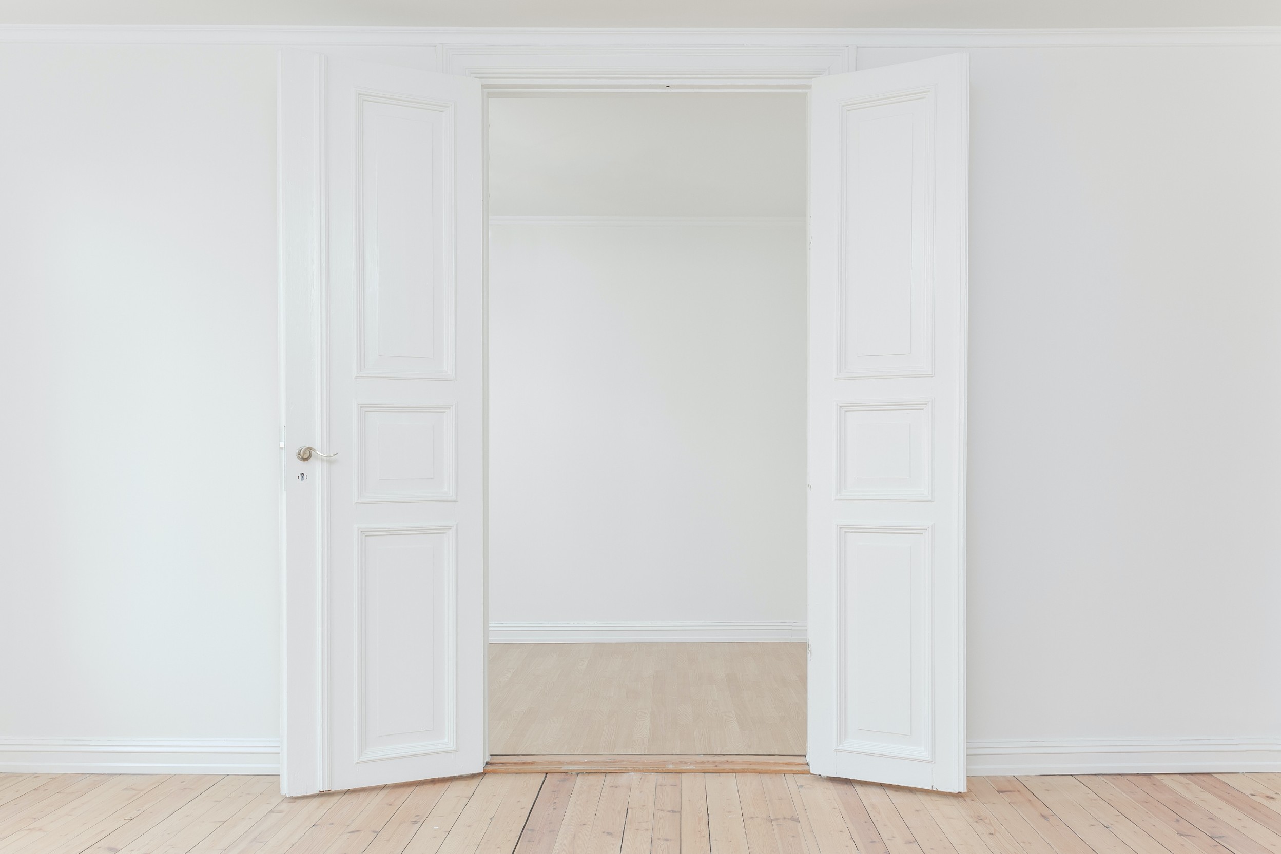 Weit geöffnete weiße Flügeltür