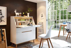 Weißer Sekretär und Stuhl im Wohnzimmer mit Teppichen zur Zonierung