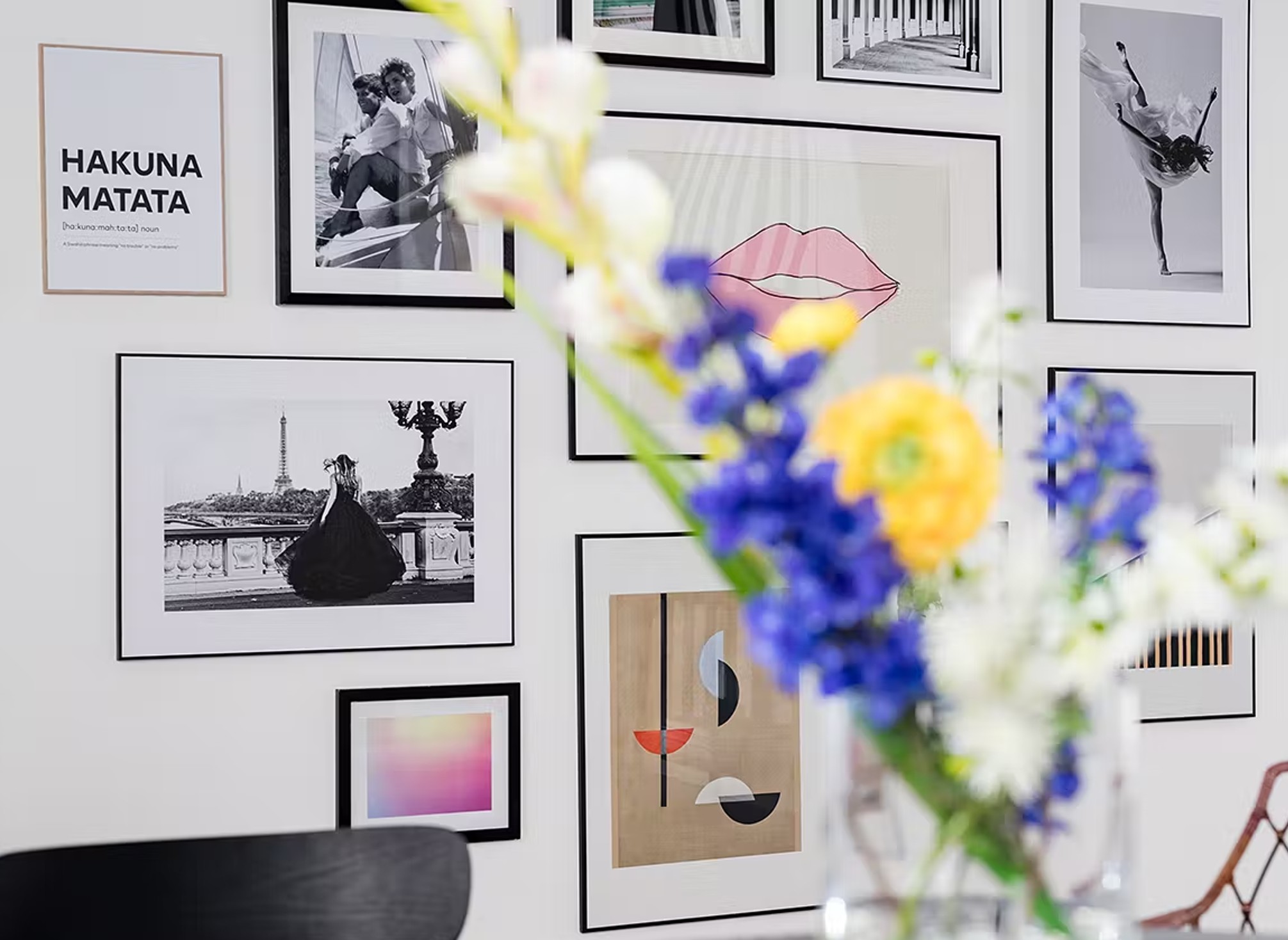 Moderne Interpretation der Petersburger Haengung vor einem bunten Blumenstrauss