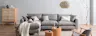 Graues Sofa mit hellen Holzmöbeln im Japandi-Stil