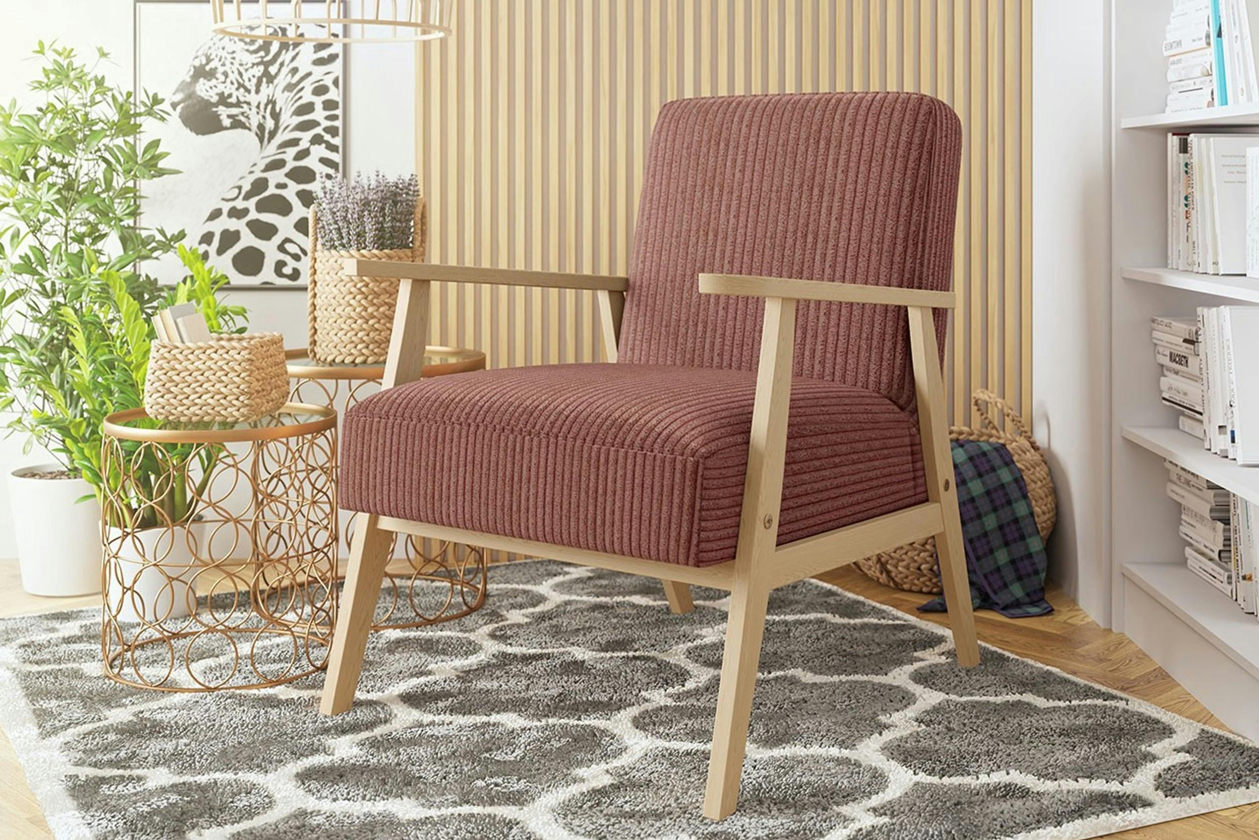Kordsessel in Altrosa in einer gemütlichen Zimmerecke mit Bücherregal und Rattankörben