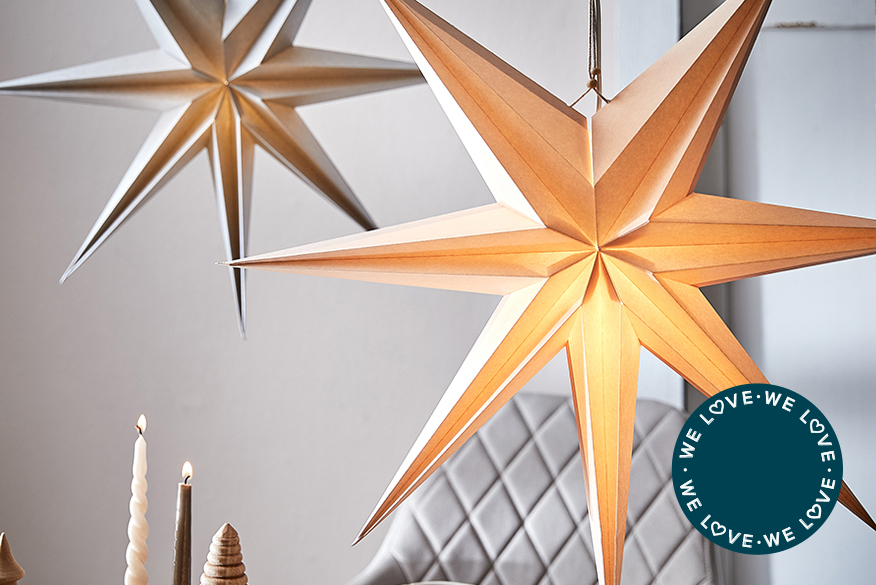 Weihnachtsbeleuchtung in Form von zwei großen Sternen