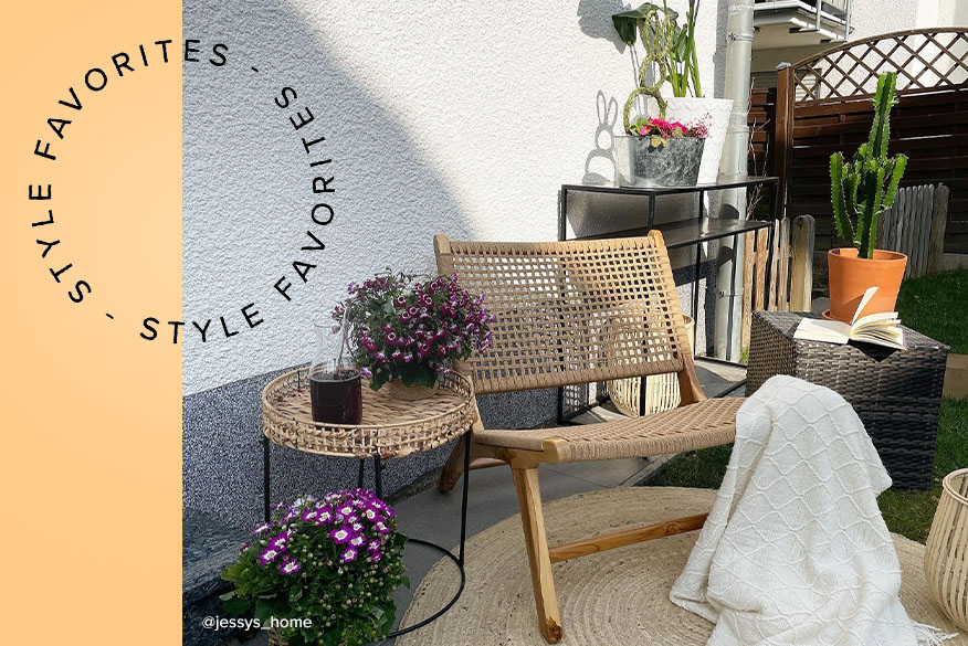 Gartenstuhl und Beistelltisch aus Rattan mit weißer Decke umgeben von vielen Pflanzen; daneben ein Wohnzimmer mit grauem Ecksofa, einem Couchtisch aus Holz und Chrom, einer weißen Bogenlampe sowie vielen Grünpflanzen.