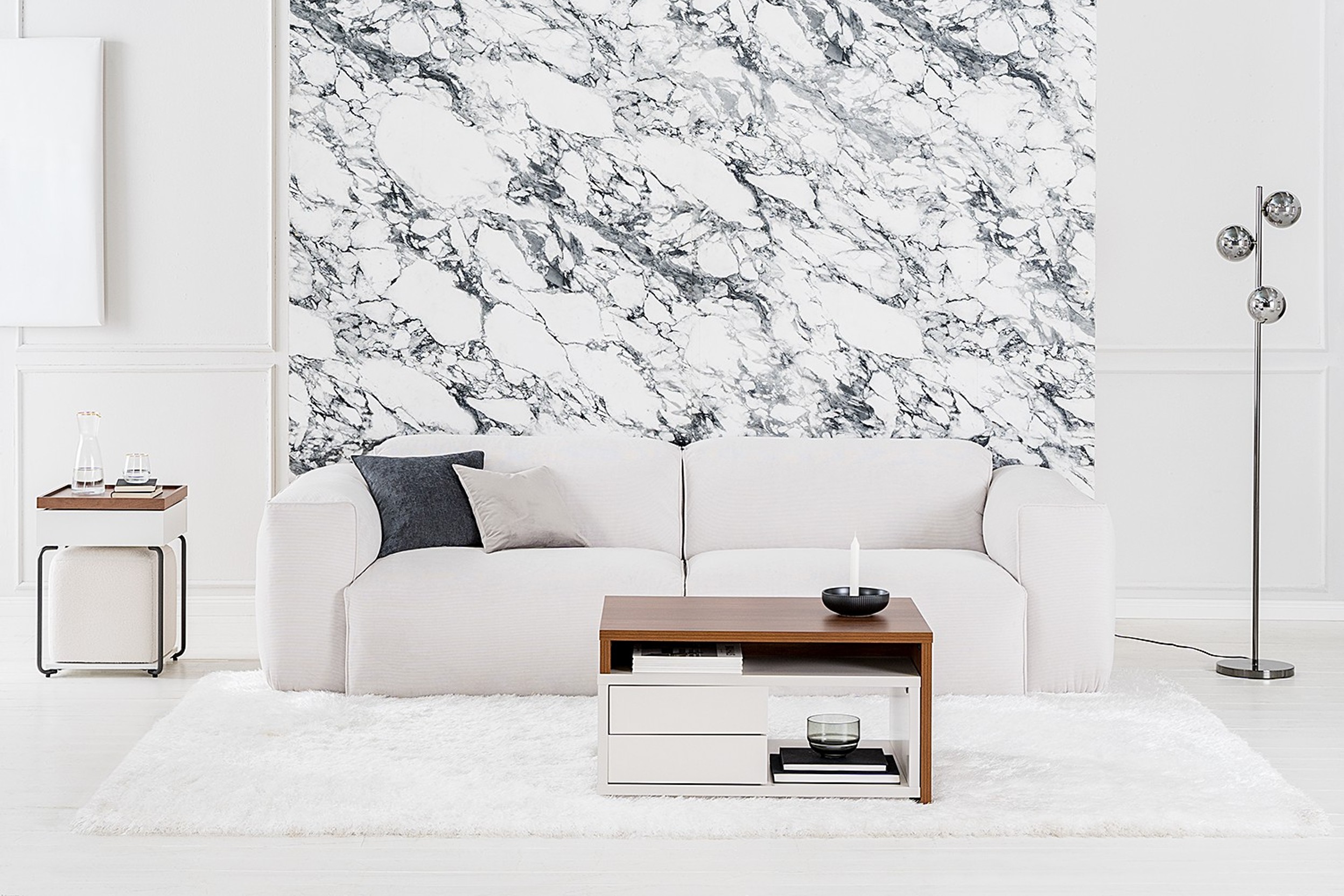 Großzügige, helle Couch und dazu passender Couch- und Beistelltisch