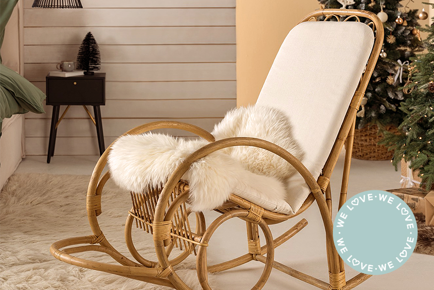 Ein Schaukelstuhl aus Boucléstoff vor einer Kommode im Skandi-Stil, dazu ein Beistelltisch mit einer Tischplatte im Marmor-Look; daneben ein Kinderzimmer mit einem Schaukelstuhl aus weißem Bouclé, dazu zwei weiße Kommoden, ein runder Teppich und Deko.