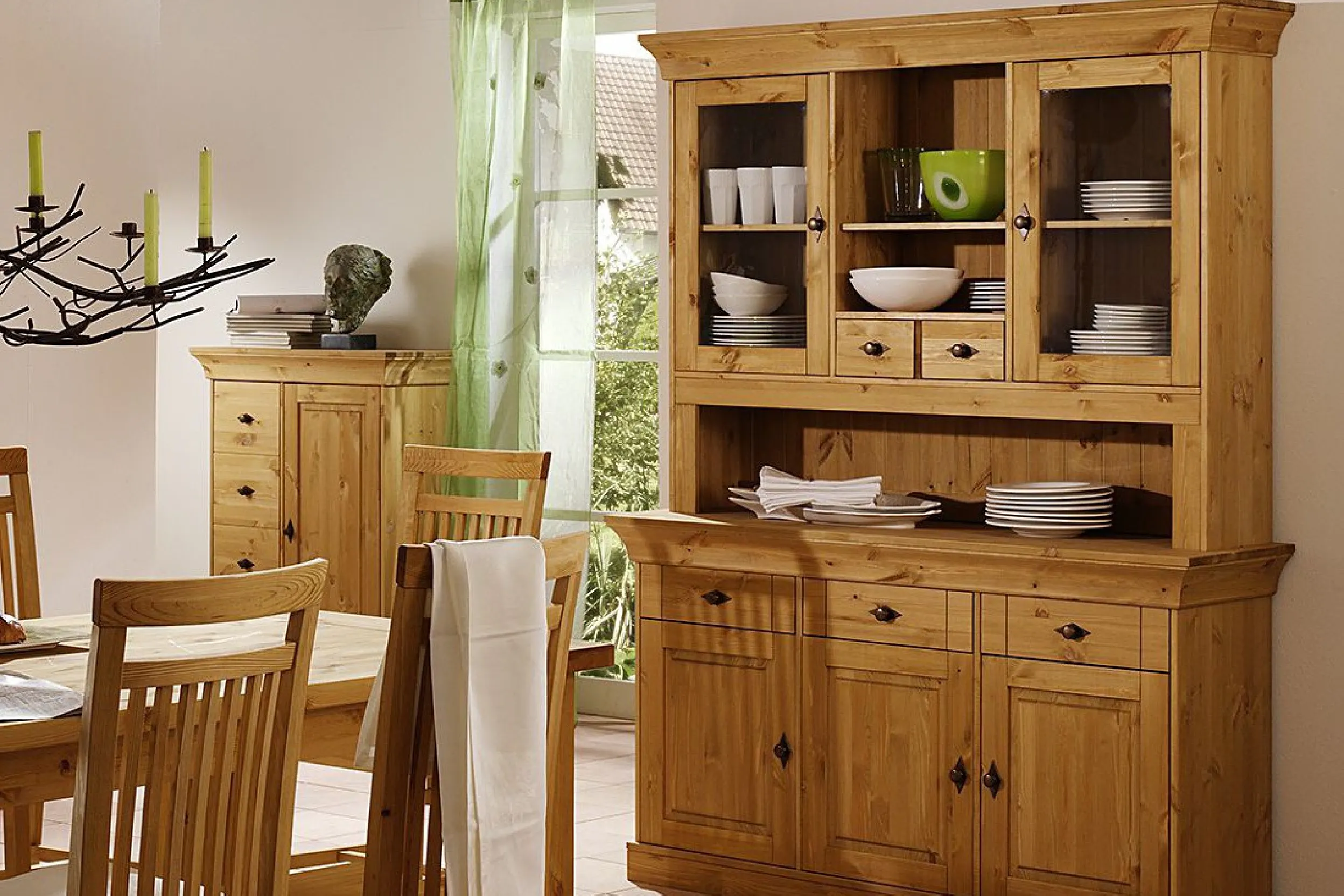 Großer Buffetschrank in Landhausstil aus Holz