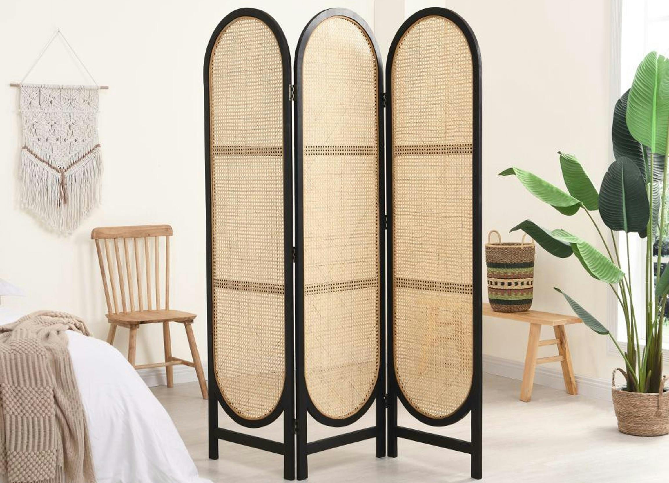 Luftiger Paravent aus Wiener Geflecht mit schwarzer Umrandung