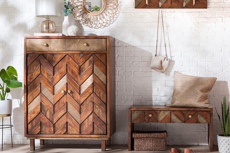 Buffet haut dans un style bohème, avec façade extravagante en relief, de la série Yao par kollected.