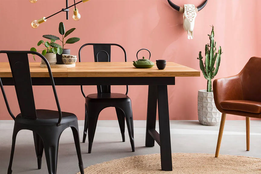 Combinaison de chaises en cuir et en métal dans une salle à manger de style industriel