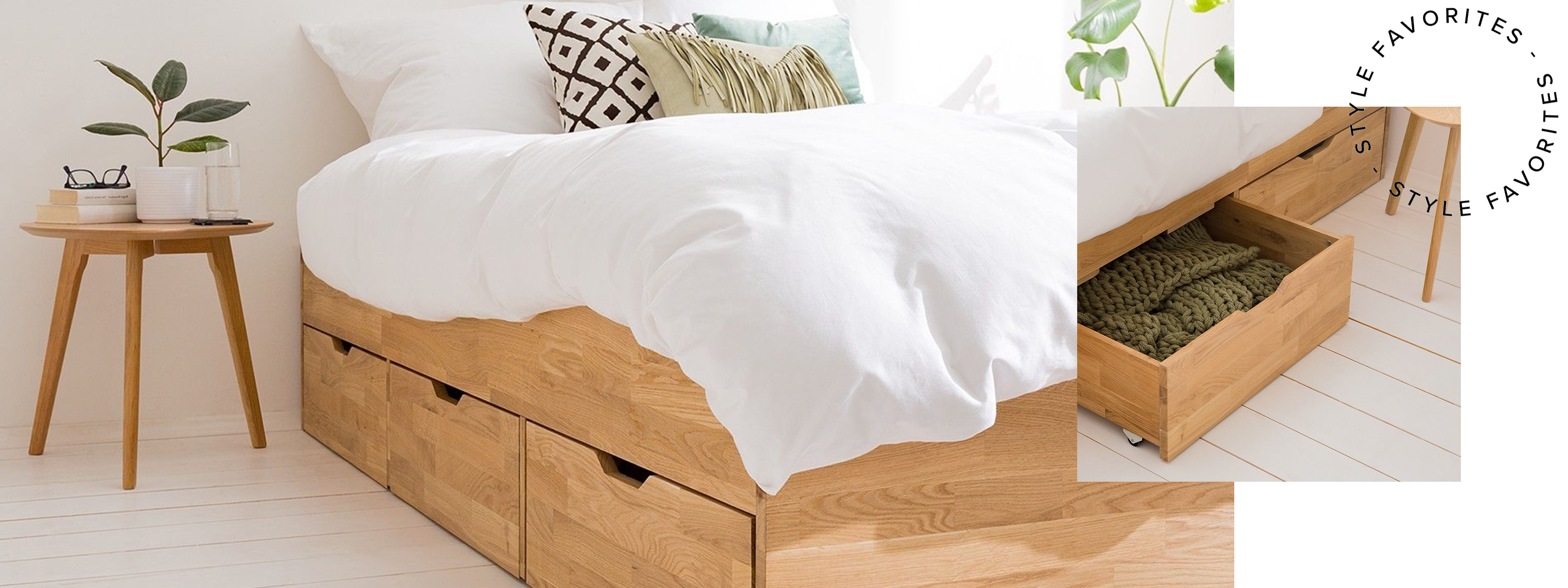 Stauraumbett aus hellem Holz mit 3 Schubkästen, weißer Bettwäsche und weißen Pendellampen über dem filigranen Nachttisch.