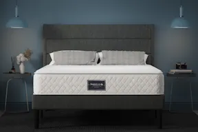 Dunkles Zimmer mit hochwertigem Polsterbett mit Federkernmatratze