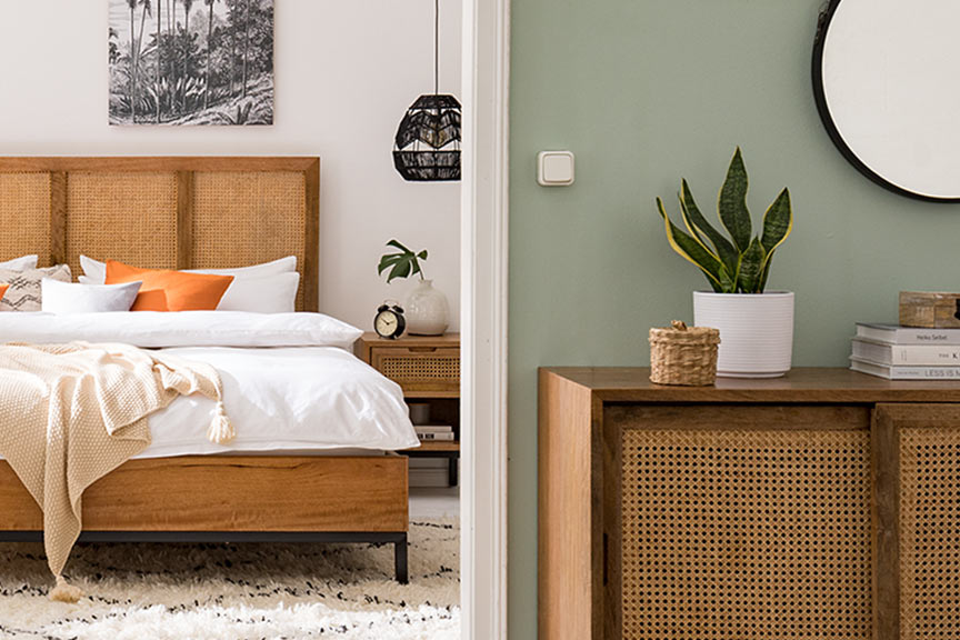 Houten bed met Weens vlechtwerk en boho accessoires