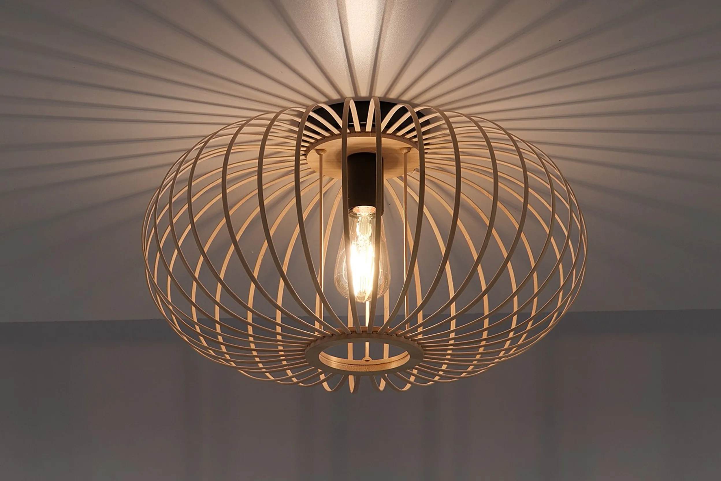 Durchlässige Deckenlampe aus Bambus