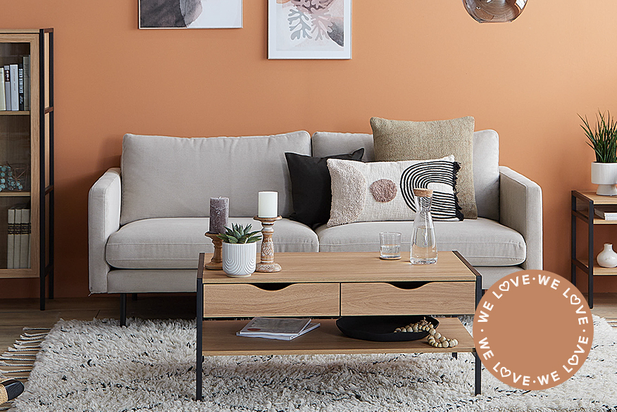 Wohnzimmer in Erdfarben mit einer Wand in sattem Terrakotta, davor ein beiges Cordsofa der Serie Landos und Möbel der Serie Mica der home24 Exklusivmarke Mørteens, dazu Deko aus Keramik von BUTLERS, ein cremefarbener Hochflorteppich sowie Wandbilder mit abstrakten Naturmotiven; daneben ein Detailbild in warmen Braun- und Orangetönen.