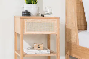 Nachttisch der Serie Taylor by kollected, gefertigt aus Eichenholz und Wiener Geflecht, dekoriert mit einer Topfpflanze in einem weißen Blumentopf.