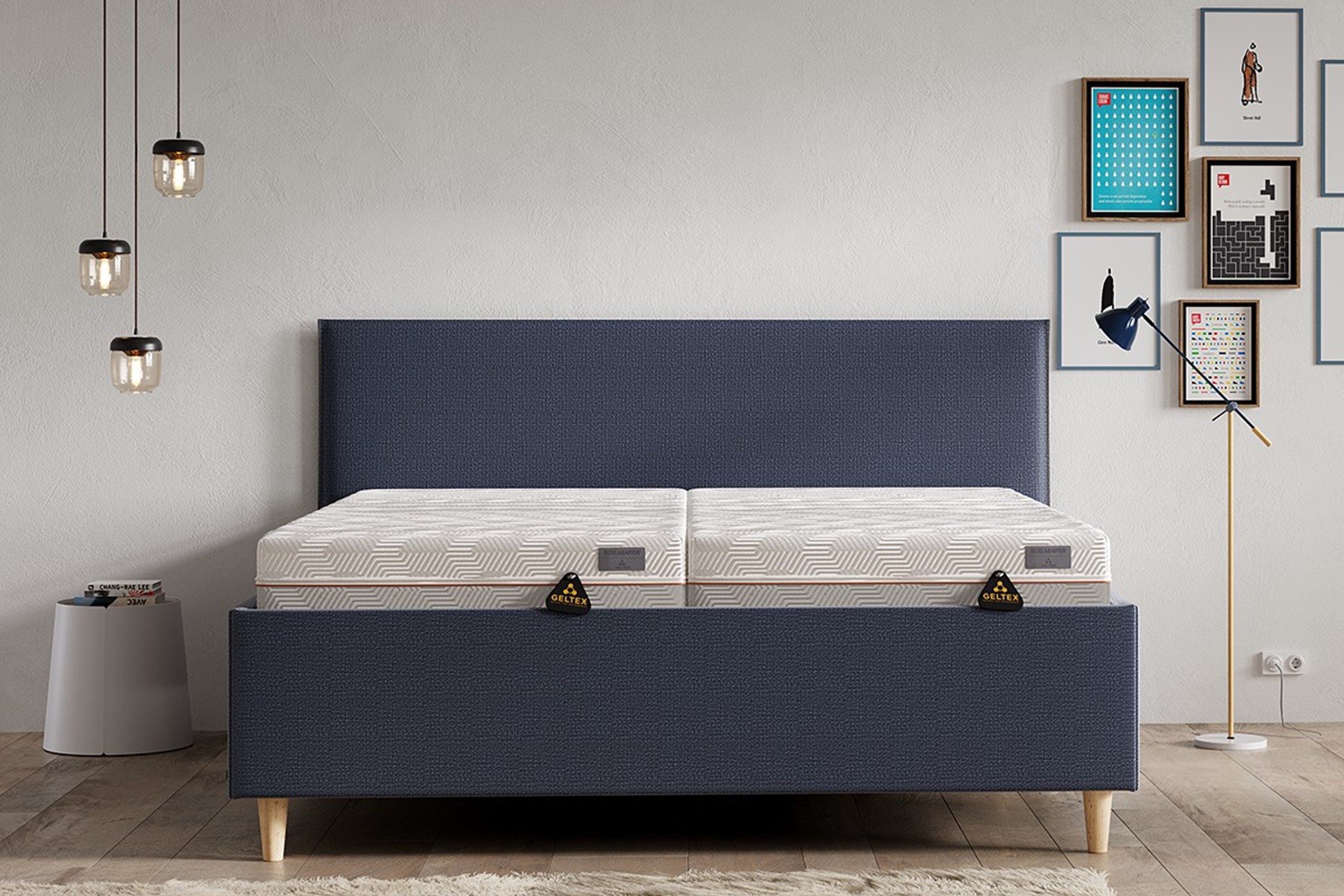 Slaapkamer met donkergrijs gestoffeerd bed.