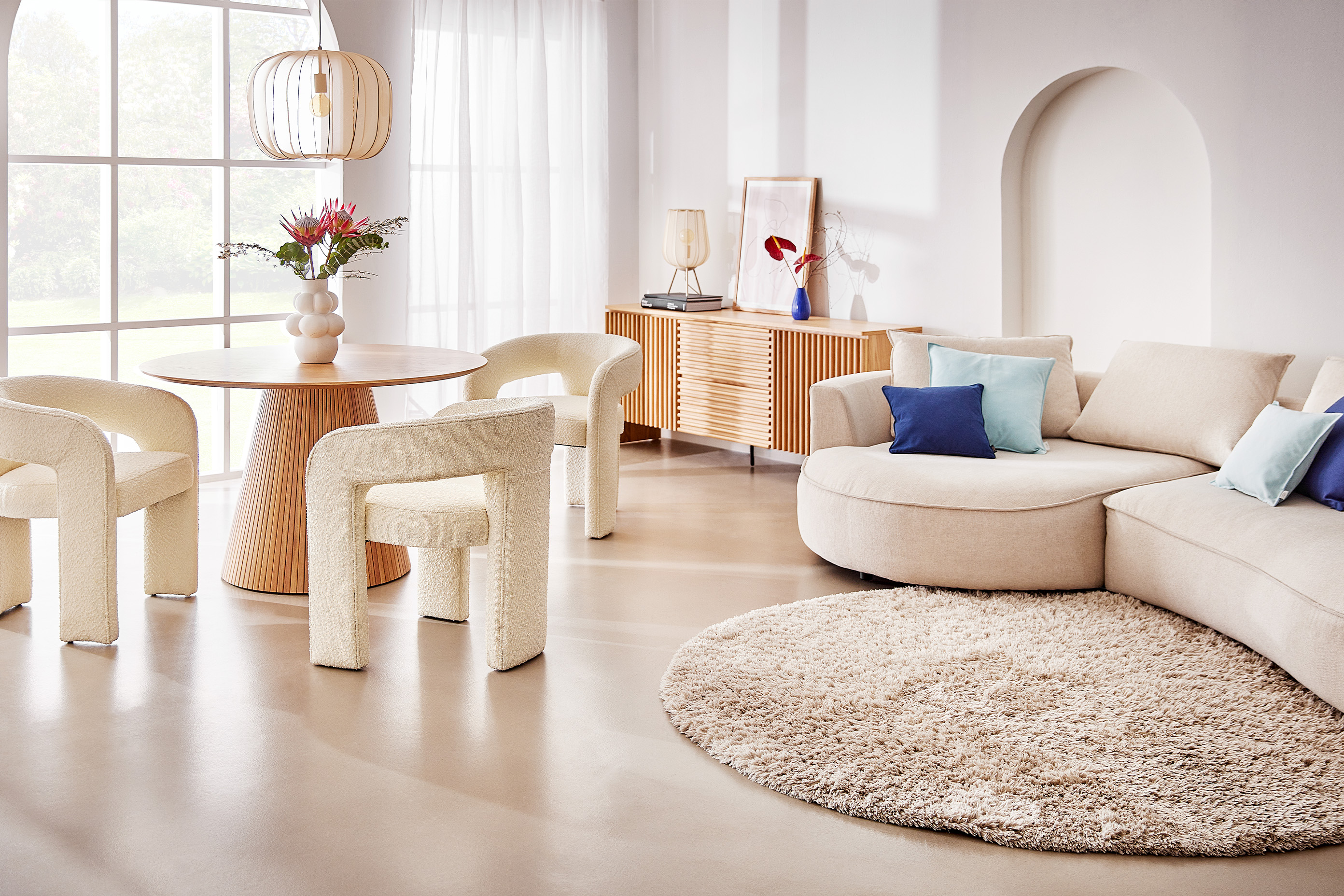 Wohn- und Essbereich in Creme und Beigetönen.
