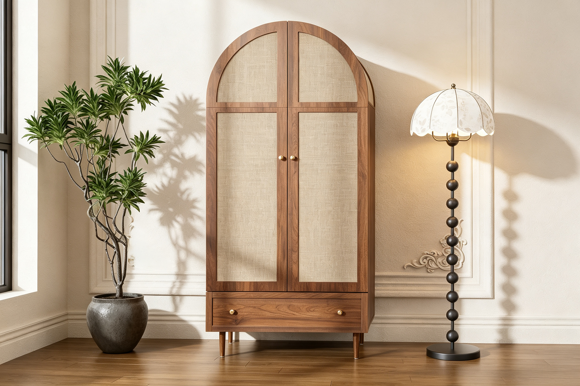 Merax-Garderobenschrank aus dunkelbraunem Holz mit Bogenabschluss, Rattan-Fronteinsätzen und unterer Schublade.