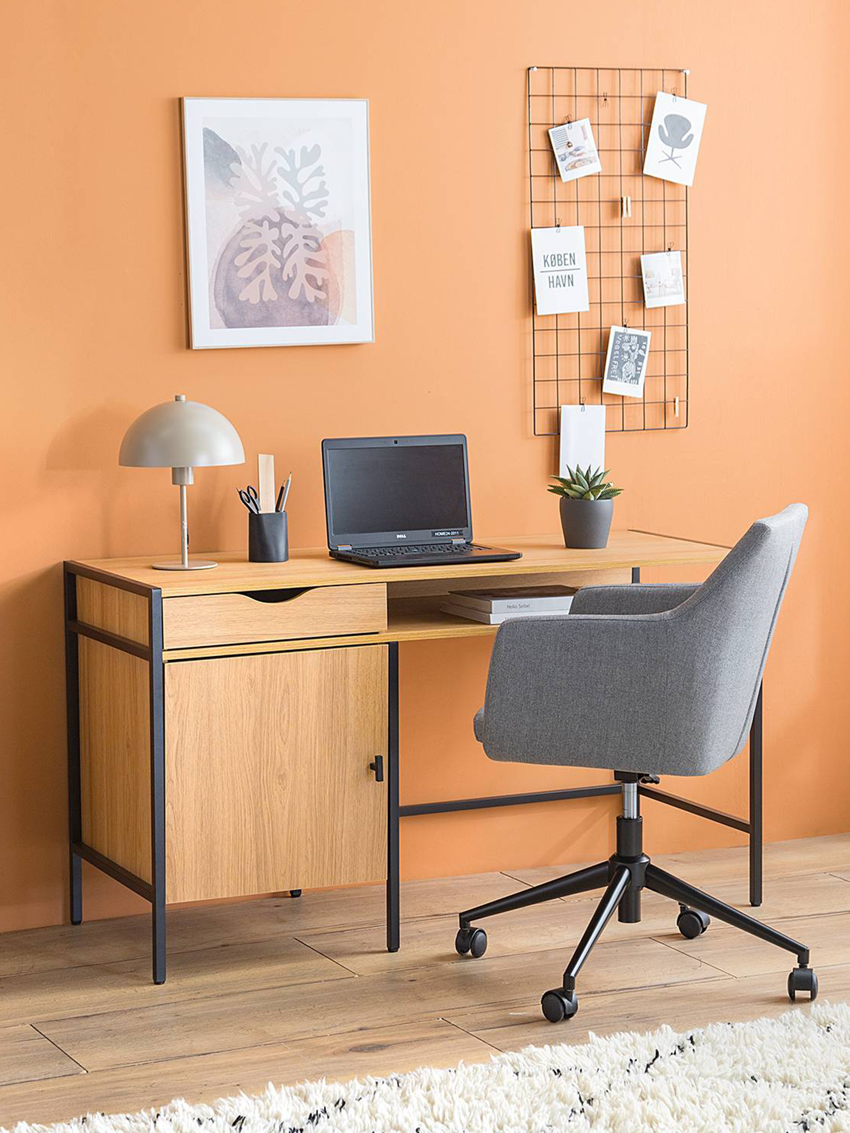 Schreibtisch aus hellem Holz mit schwarzem Metallgestell, Schublade und Stauraumfach. Detailansicht der Schublade mit Platz für Bürozubehör.