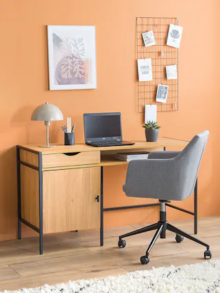 Schreibtisch aus hellem Holz mit schwarzem Metallgestell, Schublade und Stauraumfach. Detailansicht der Schublade mit Platz für Bürozubehör.