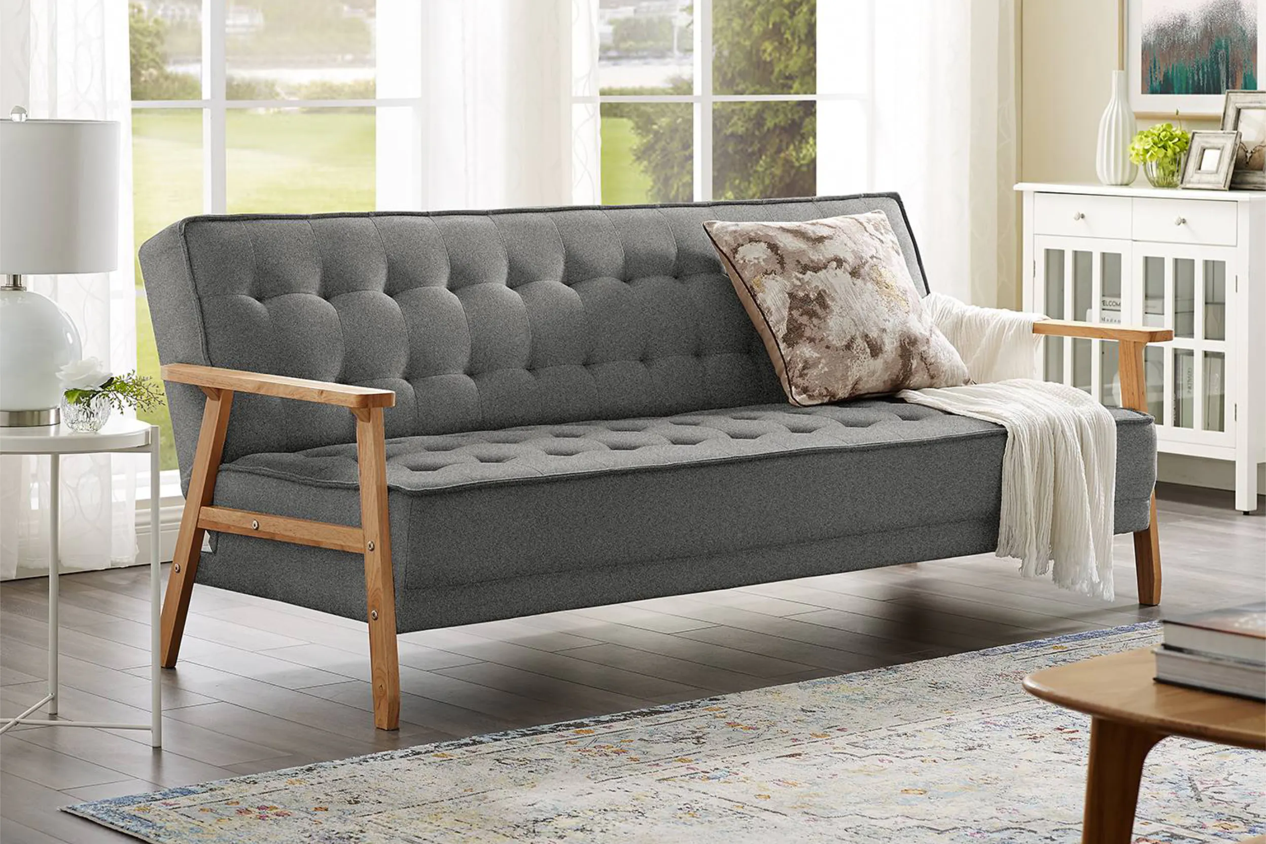 Graues Klappsofa mit Kapitonierung und Massivholzgestell