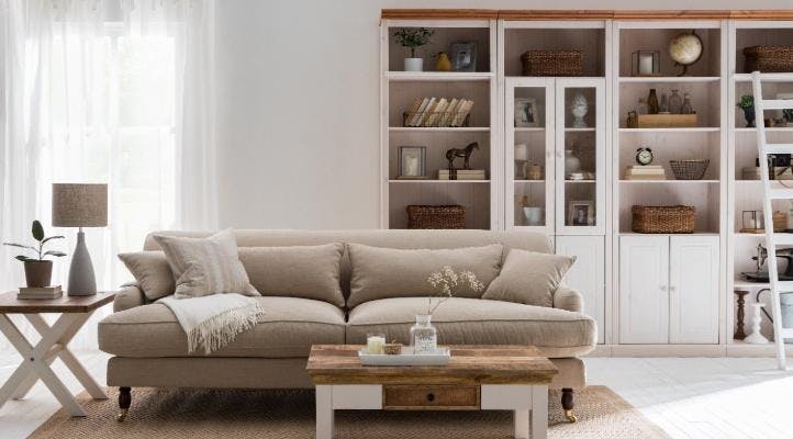 Wohnzimmer im Landhaus Stil mit einem Holzregal von home24 im Hintergrund