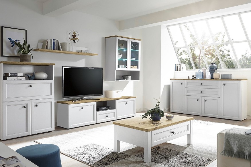 Salotto arredato con mobili bianchi in stile classico rustico