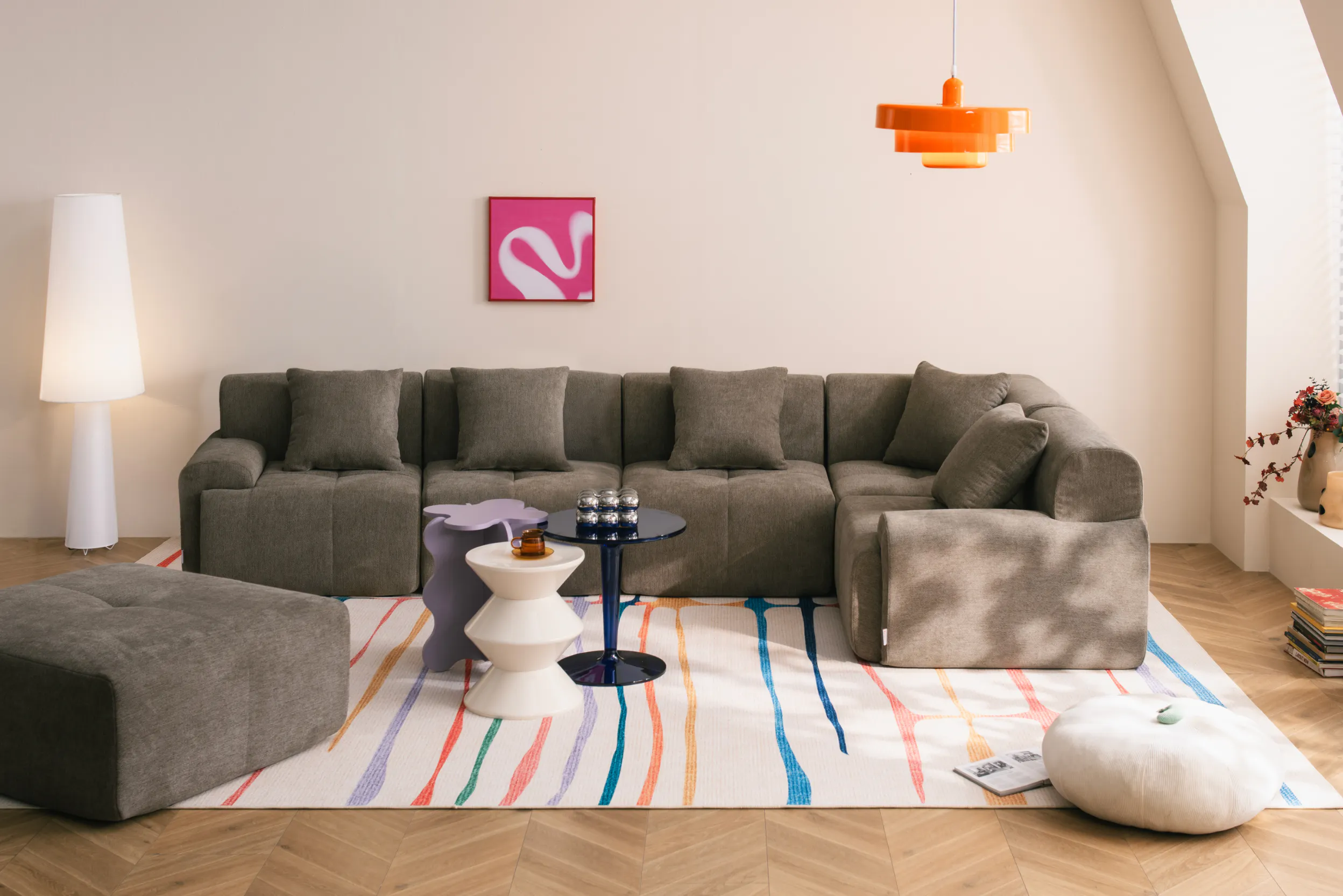 Wohnbereich mit braunem Ecksofa und modernen Einrichtungsgegenständen