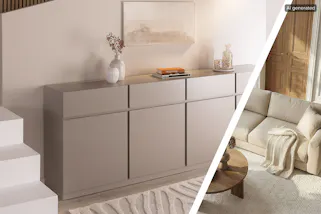 Image générée par IA. Enfilade moderne dans un ton cachemire chaleureux, décoration minimaliste et tapis clair dans le salon ; canapé beige avec plaid douillet, porte en bois en arrière-plan, pour une ambiance intérieure chaleureuse et naturelle.