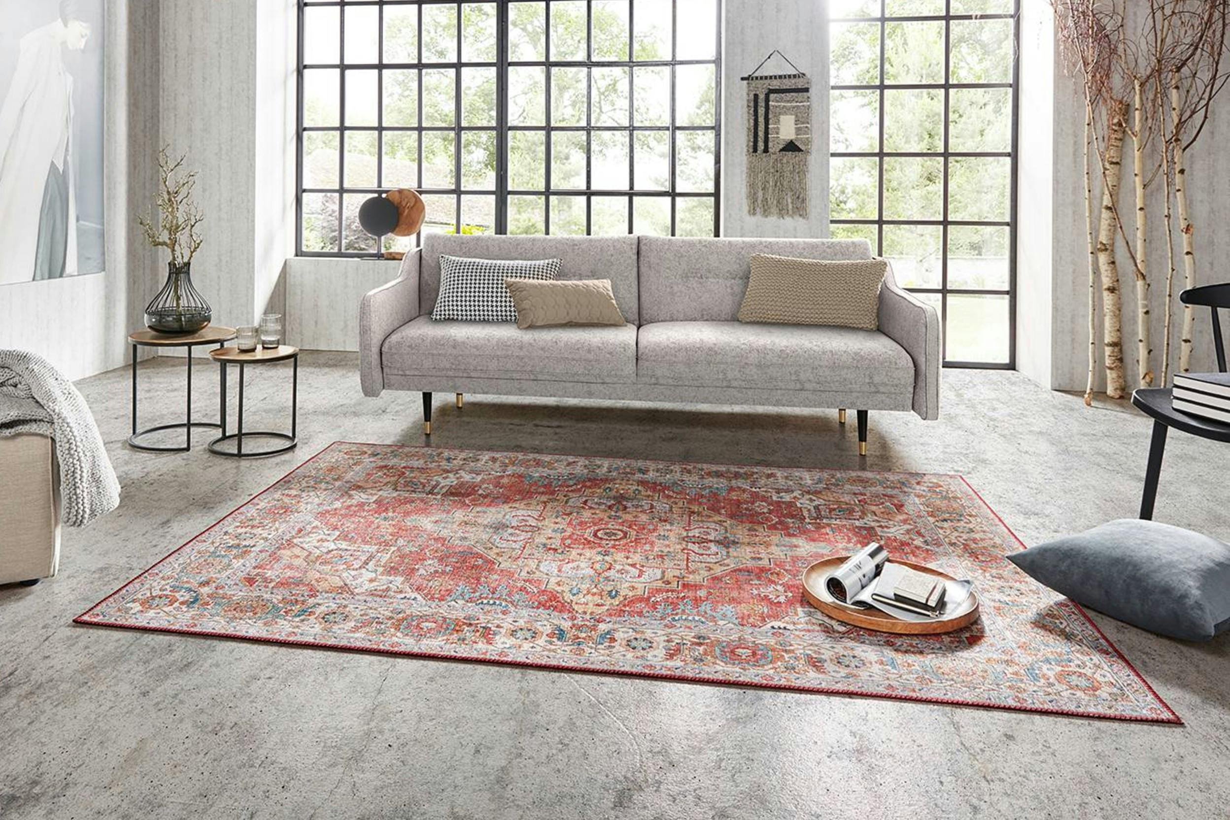 Offener Wohnbereich mit großem orientalischen Teppich
