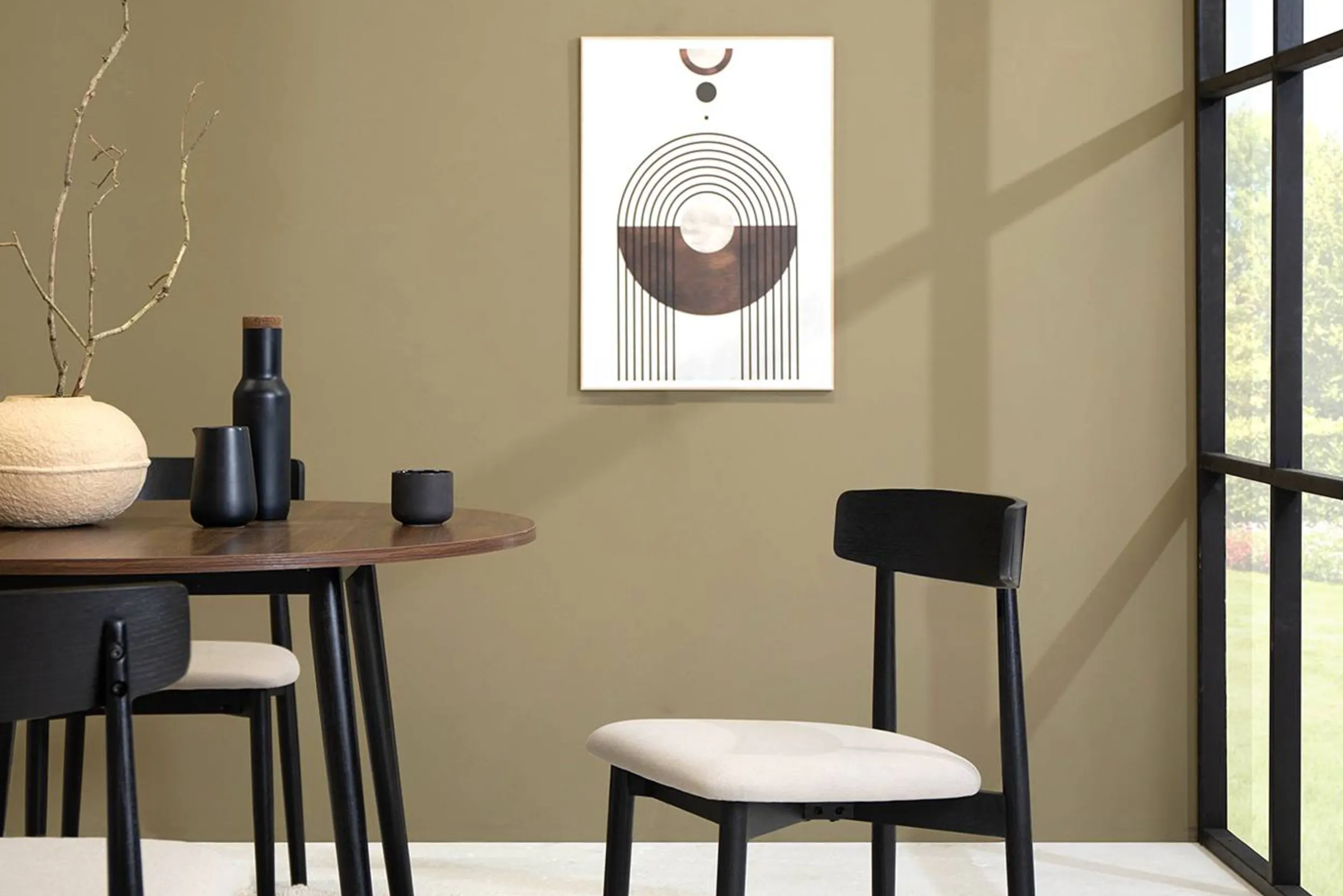 Schwarze Stühle mit cremefarbenen Sitzpolstern vor einer braunen Wand