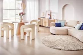 Wohnzimmer mit integriertem Essbereich in hellen Farben