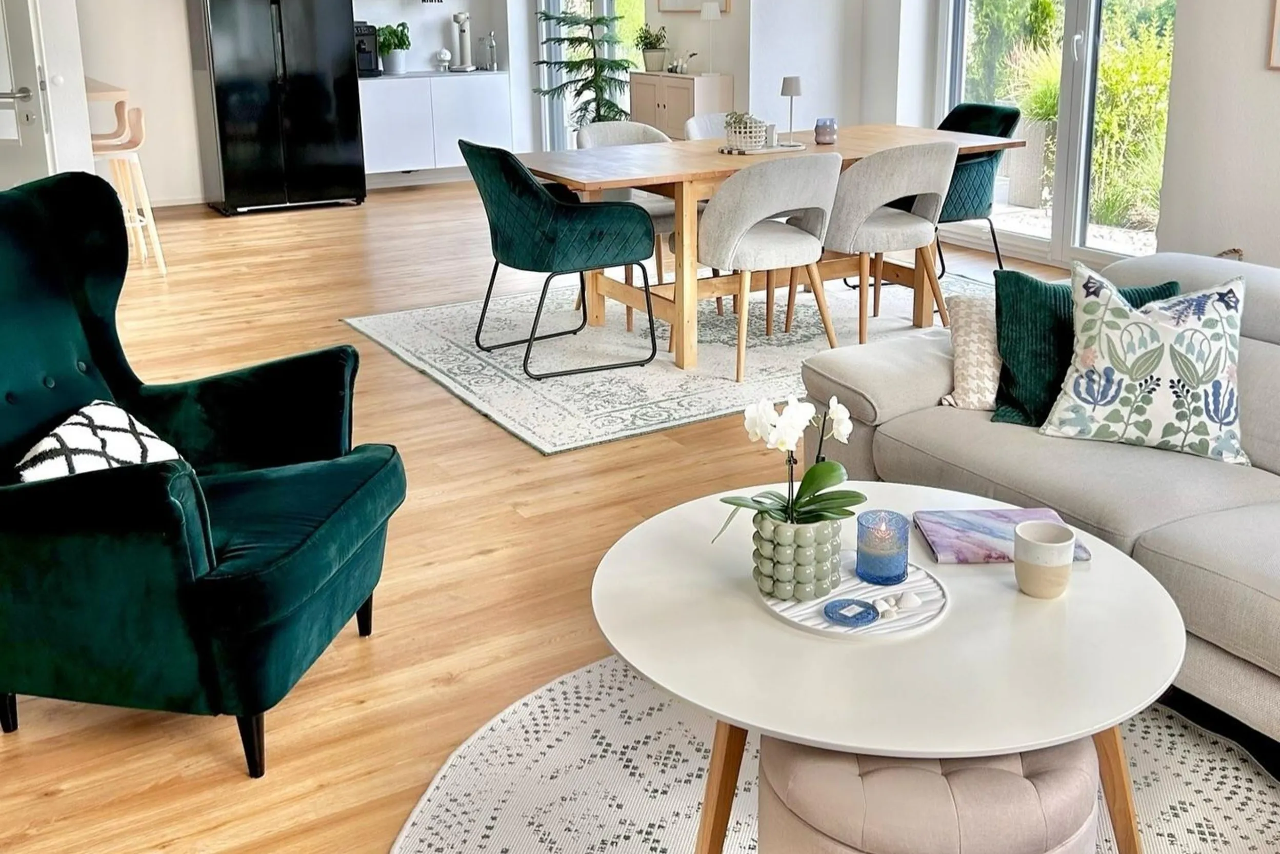 Runder Teppich unter der Sitzecke, eckiger Teppich unter dem Esstisch zur visuellen Abgrenzung im Raum