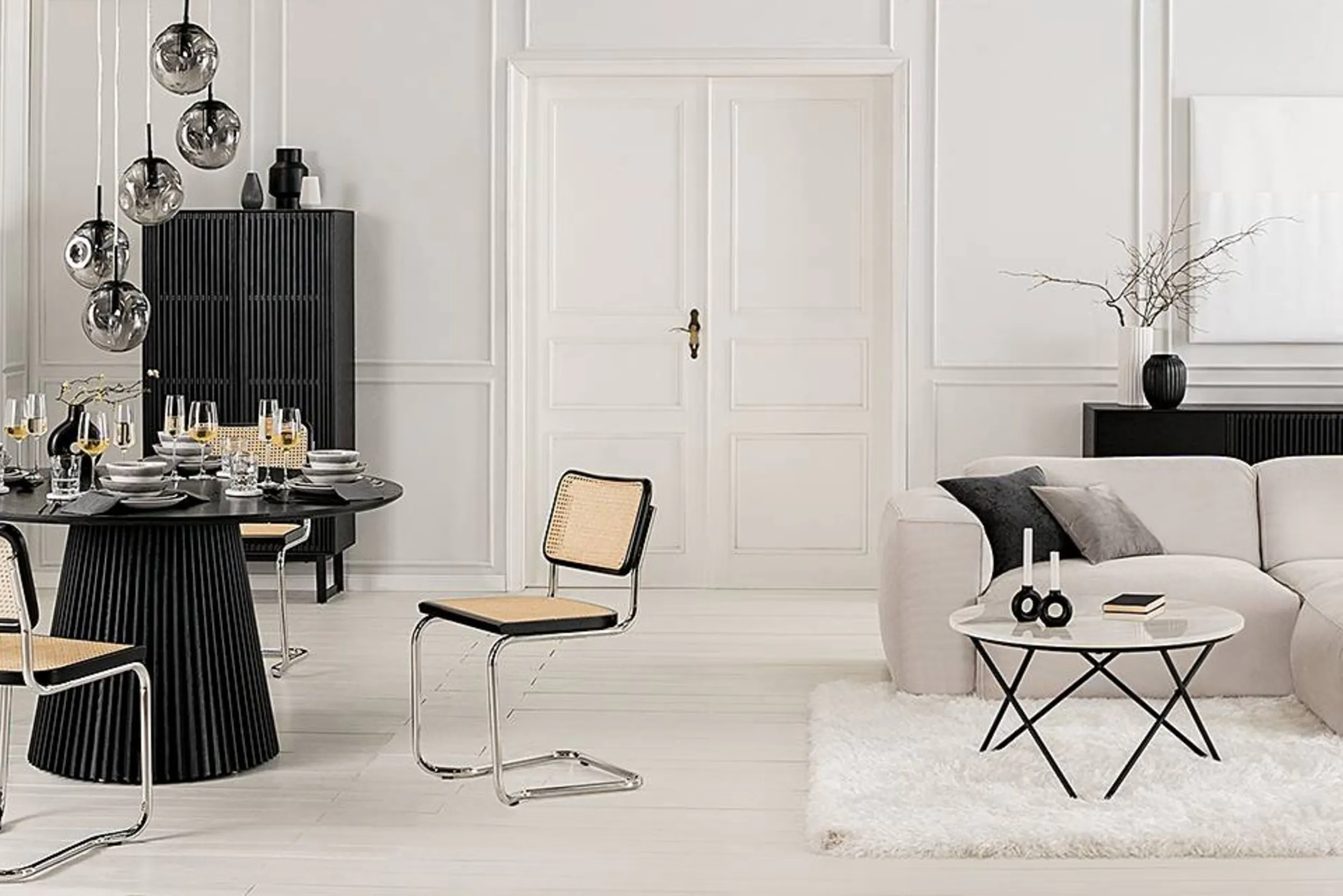 Essbereich im Retro-Stil in einem monochromen, elegant eingerichteten Wohnzimmer